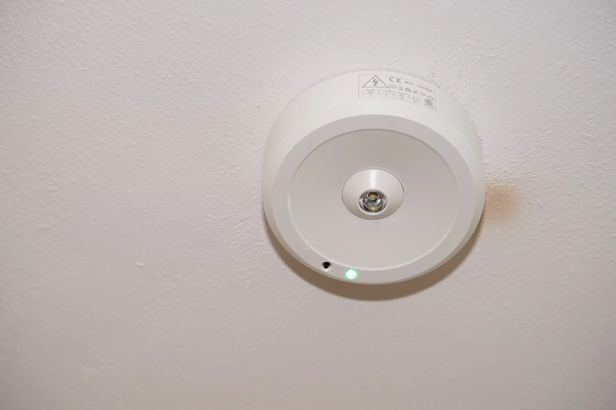 Przegląd oświetlenia ewakuacyjnego – magazyn w okolicach Warszawy