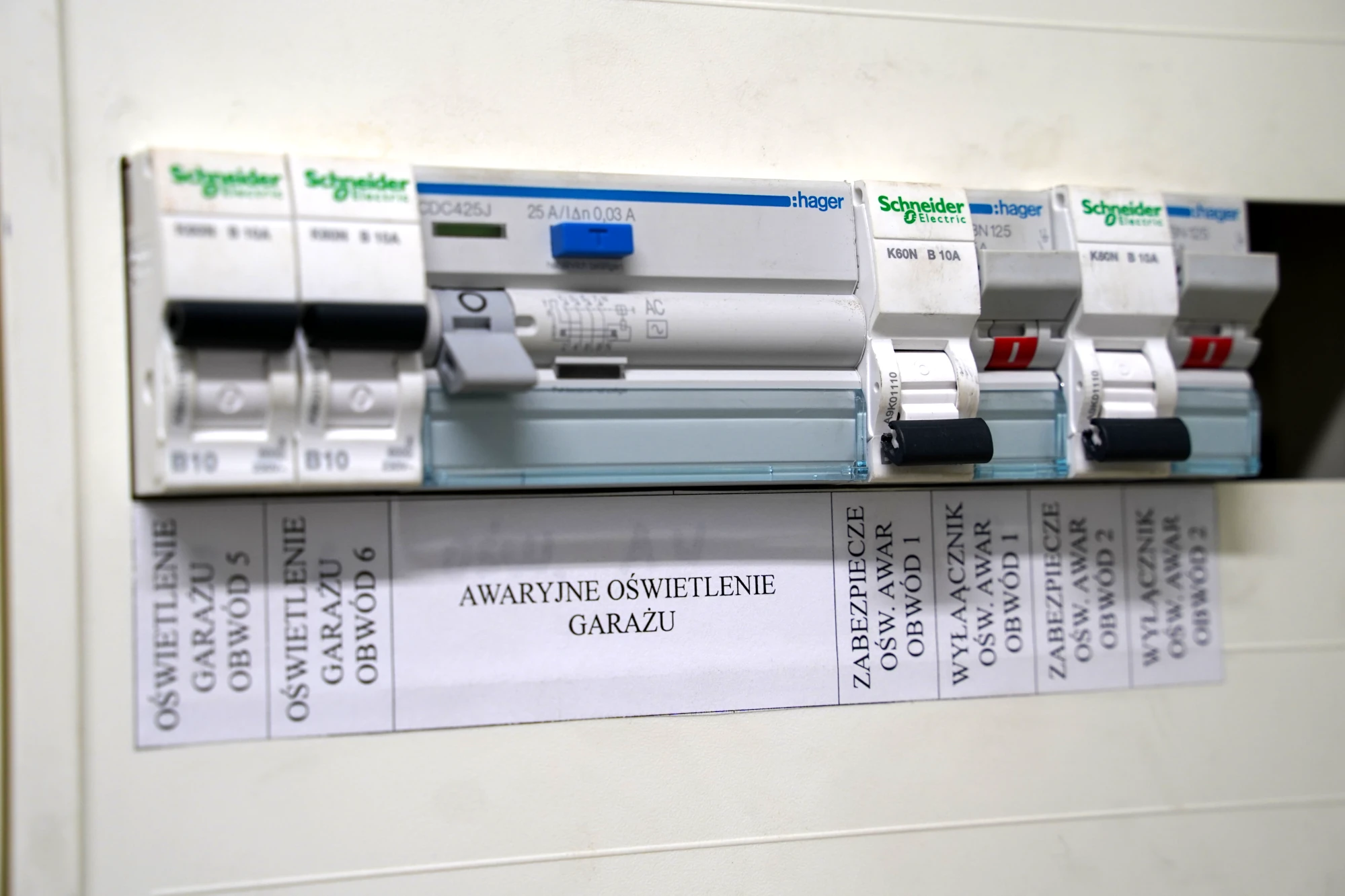 Przegląd oświetlenia awaryjnego – garaż w obiekcie mieszkalnym