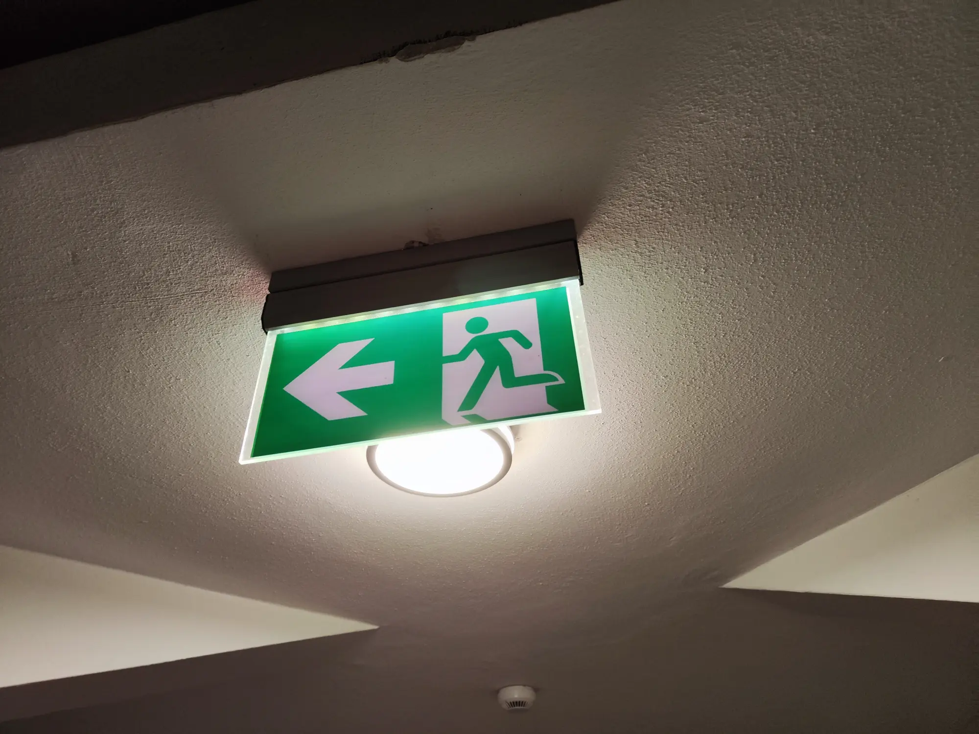 Przegląd oświetlenia awaryjnego – budynek zamieszkania zbiorowego okolice Warszawy